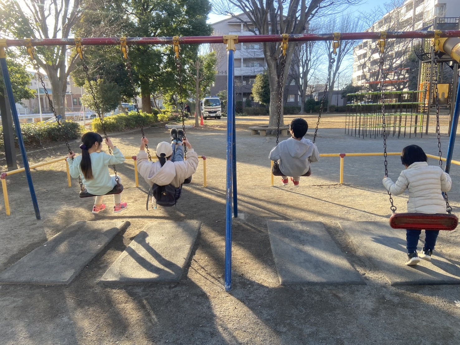 公園のブランコで遊ぶ様子
