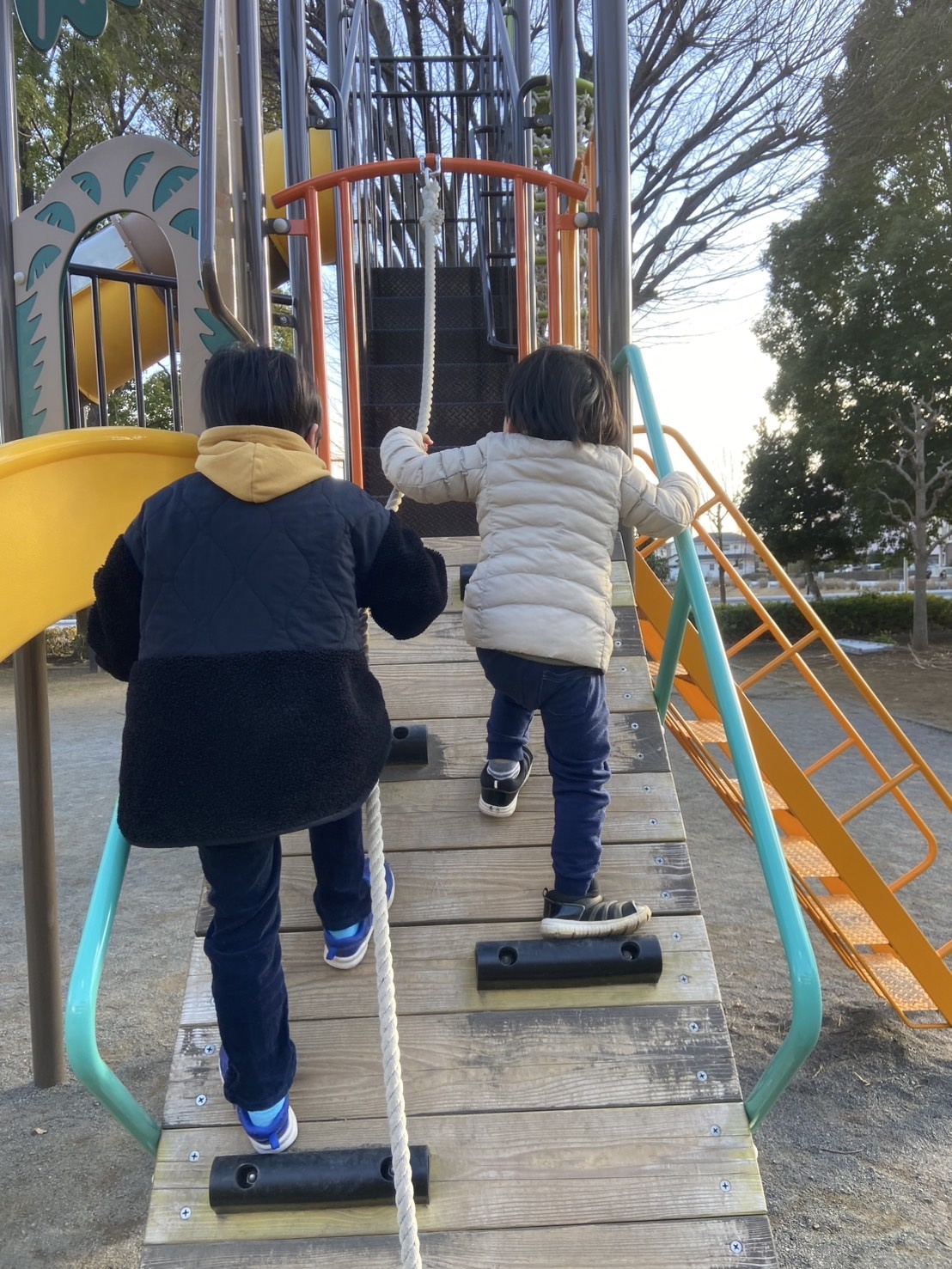 アスレチックの吊り橋を渡る様子